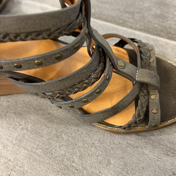 Gray gladiator platform sandals size 7.5 - Picture 4 of 5